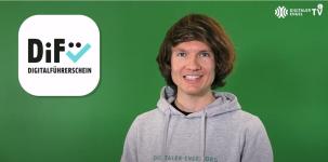 Digitalexperte Johannes Diller vor gr&uuml;nem Hintergrund, links von ihm das DiF&uuml;-Logo