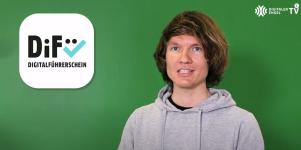 Digitalexperte Johannes Diller vor gr&uuml;nem Hintergrund, links neben ihm das DiF&uuml;-Logo
