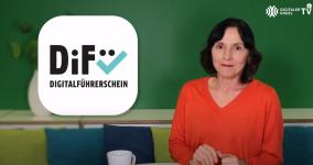 Gabriele Bruckmeier mit Laptop vor gr&uuml;nem Hintergrund, links das DiF&uuml;-Logo