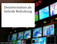 Der Titel des Artikels vor einer Wand mit Bildschirmen.