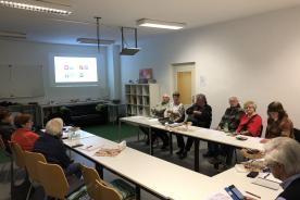 Senioren sitzen am Tisch und h&ouml;ren dem Vortrag des Digitalen Engels in Bernsdorf zu