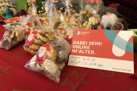 Pl&auml;tzchen und Postkarten des digitalen Engels liegen auf dem Tisch