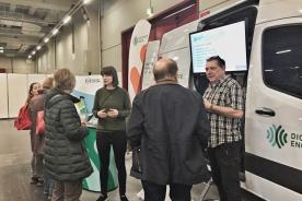 Digitalexperten im Gespr&auml;ch vor dem Infomobil bei der Inviva Messe in N&uuml;rnberg