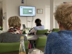 Frauen schauen einen Erkl&auml;rfilm &uuml;ber sichere Passw&ouml;rter bei der Veranstaltung in Wildau