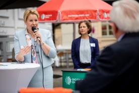 Bundesministerin Giffey h&auml;lt Mikrofon in der Hand und spricht