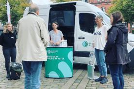 Digitaler Engel in Neum&uuml;nster mit Senioren und Seniorinnen am Infomobil