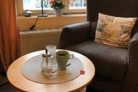 Gem&uuml;tliche Kaffeeecke mit Tisch und Stuhl
