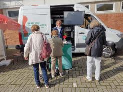 interessierte Menschen stehen vor unserem Infomobil in L&uuml;beck
