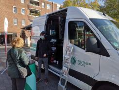 eine Besucherin steht vor dem Infomobil und unterh&auml;lt sich mit unserem Mobilreferenten