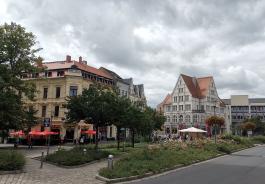 Parkfl&auml;che mit H&auml;usern im Hintergrund in Merseburg
