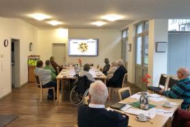 Senioren sitzen im Raum und h&ouml;ren einem Vortrag zu