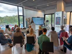 Die Teilnehmenden der Veranstaltung h&ouml;ren gespannt den Vortrag zum Thema "Smartphone und Tablet Grundlagen" zu.