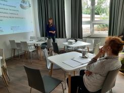 Eine Seniorin h&ouml;rt gespannt den Info-Vortrag vom Digitalen Engel.