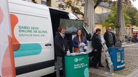 Unser Mobilreferent Johannes Diller steht neben Ansprechpersonen der Volkshochschule und von Br&uuml;hl digital vor dem Infomobil