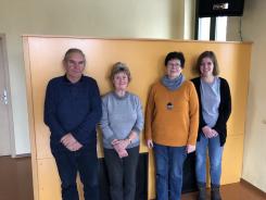 Drei Teilnehmenden der Veranstaltung in Helbra stehend l&auml;chelnd mit Theresa vom Digitalen Engel