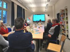Die Teilnehmenden sitzen im Raum und schauen zur Pr&auml;sentation nach vorne