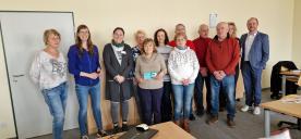 Ein Gruppenbild der Veranstaltung mit den Teilnehmenden, der Gesch&auml;ftsf&uuml;hrerin Frau Heydel und dem B&uuml;rgermeister Herr Hetzel. Herr Hetzel steht auf der rechten Seite. Frau Heydel zwischen den Teilnehmenden.