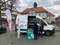 Eine Besucherin steht am Infomobil und unterh&auml;lt sich mit Frau Marquis.