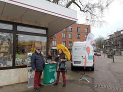 Eine Besucherin steht am Infostand und unterh&auml;lt sich mit Herrn Winner