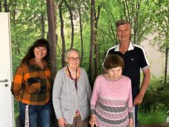Gruppenfoto mit drei &auml;lteren Teilnehmenden der Veranstaltung mit der Ansprechpartnerin Katrin Volkmann