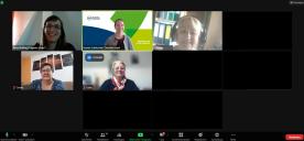 Screenshot der Videokonferenz. F&uuml;nf Teilnehmende sind mit Bild zu sehen. Die restlichen 5 Teilnehmenden haben die Kamera ausgeschaltet. Die Namen sind geschw&auml;rzt.