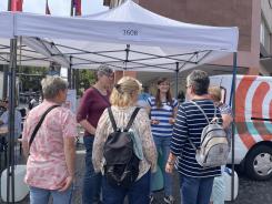 Mobilreferentin Petra erkl&auml;rt an unserem Infostand Seniorinnen Dinge rund um die digitale Welt.