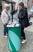 Theresa fragt an unserem Stand einer Seniorin eine Frage aus dem DiF&uuml;, nachdem sie am Gl&uuml;cksrad gedreht hat.