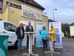 Vor dem Info-Mobil posieren in die Kamera (von links nach rechts): Petra vom Digitalen Engel, B&uuml;rgermeister Martin H&ouml;lz, Alexandra von der Fachstelle Leben im Alter und Caroline G&uuml;rtel vom Pflegest&uuml;tzpunkt.