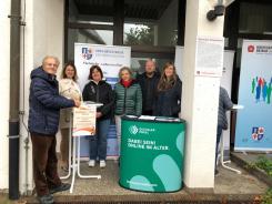 Petra steht mit B&uuml;rgermeisterin Angelika Beckenbach und Vertreter:innen der Fachstelle Leben im Alter, dem Pflegest&uuml;tzpunkt Kreis Bergstra&szlig;e, dem Kreisseniorenbeirat sowie PauLA f&uuml;r ein Gruppenbild.