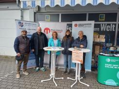 Auf einem Gruppenbild steht Petra mit dem B&uuml;rgermeister Uwe Spitzer sowie Vertreter:innen von der Fachstelle Leben im Alter, dem Pflegest&uuml;tzpunkt Kreis Bergstra&szlig;e, dem Kreisseniorenbeirat und der PauLA.