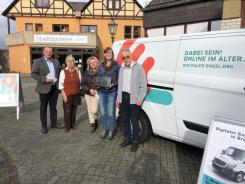 Am Info-Mobil stehen B&uuml;rgermeister Breithecker mit zwei Seniorinnen. Rechts daneben steht Petra mit Herrn Gutzeit von der Stadtb&uuml;cherei.