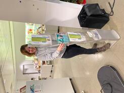 Theresa baut den Prospektst&auml;nder f&uuml;r den Infostand in der Stadtbibliothek auf.
