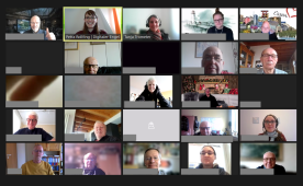 Ein Screenshot der Zoom-Veranstaltung. Es sind 25 Kacheln zu sehen, auf 18 Kacheln sind Personen gezeigt. Die vollst&auml;ndigen Namen sind geschw&auml;rzt.
