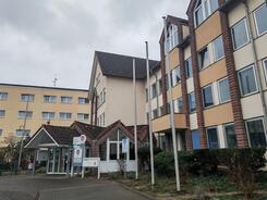Das Rathaus von Au&szlig;en mit mehreren zusammenh&auml;ngenden H&auml;usern