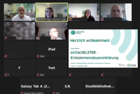 Ein Screenshot der Veranstaltung. Es sind 18 Kacheln zu denen, von denen sechs Teilnehmende das Video angeschaltet haben. Miite-links ist die Startfolie der Pr&auml;sentation angezeigt, die die Teilnehmenden zu der Veranstaltung begr&uuml;&szlig;t.