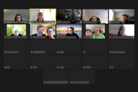 Ein Screenshot einer Zoom-Videokonferenz mit mehreren Teilnehmernden. Oben links sind zwei Moderatorinnen zu sehen, darunter verschiedene Personen, teils allein und teils zu zweit, in ihren Video-Kacheln. Einige Teilnehmer haben ihre Kamera aktiviert und l&auml;cheln in die Kamera. Die Namen einiger Teilnehmenden sind anonymisiert oder nicht sichtbar.