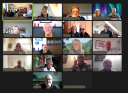 Ein Screenshot der Zoom-Veranstaltung. Auf 17 von 18 Kacheln sind die Teilnehmenden mit Kamera zugeschaltet. Die Kachel oben links zeigt das Internetcaf&eacute; in Herne, von wo sich 10 Personen aus zugeschaltet haben. Auf zwei Kacheln sind jeweils zwei Personen zu sehen.