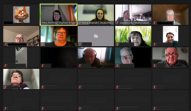 Screenshot der Online-Veranstaltung auf der Plattform Zoom. 16 Videos sind angeschaltet. Weitere neun Kacheln sind schwarz. Die Namen sind geschw&auml;rzt.
