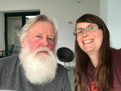 Selfie von "Weihnachtsmann" Klaus (links) mit wei&szlig;em langen Bart und Petra (rechts)