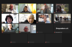 Ein Screenshot der Zoom-Veranstaltung. Auf 10 von 15 Kacheln sind die Teilnehmenden mit Kamera zugeschaltet. In einer Kachel sind insgesamt f&uuml;nf Teilnehmende zu sehen.