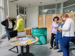 F&uuml;nf Damen stehen im Raum und unterhalten sich
