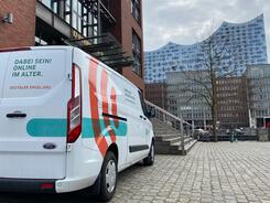Das Info-Mobil (links im Bild) steht vor der K&ouml;rber-Stiftung in der HafenCity. Im Hintergrund sieht man die Elbphilharmonie.