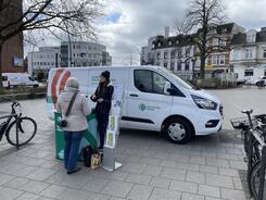Petra steht mit einer Seniorin am Info-Stand vor dem Info-Mobil und ist mit ihr im Gespr&auml;ch. Am linken und rechten Bildrand steht jeweils ein Fahrrad.