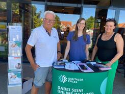 Petra (mitte) steht mit Wilfried (links) und Katja Brendt vom Seniorenserviceb&uuml;ro (rechts) am Info-Stand. 