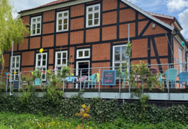 Das Mehrgenerationenhaus Horneburg von au&szlig;en fotografiert. Es ist ein Backsteingeb&auml;ude.