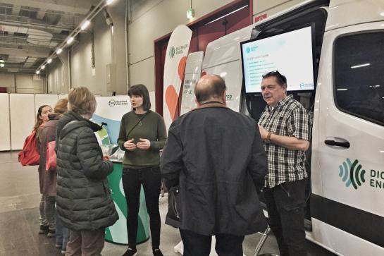 Digitalexperten im Gespr&auml;ch vor dem Infomobil bei der Inviva Messe in N&uuml;rnberg