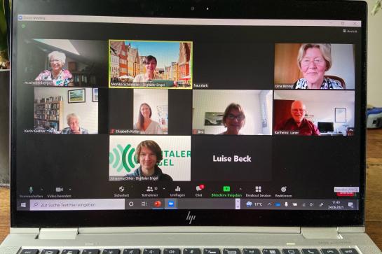 Zoom Meeting in Donauw&ouml;rth, Teilnehmer auf Computer zu sehen