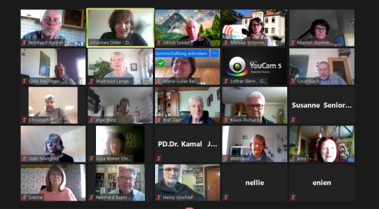 Zoom Meeting in Gie&szlig;en; Teilnehmende sind in kleinen Rechtecken neben- und untereinander abgebildet