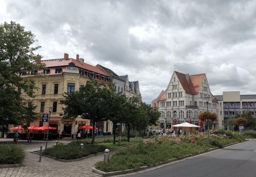 Parkfl&auml;che mit H&auml;usern im Hintergrund in Merseburg