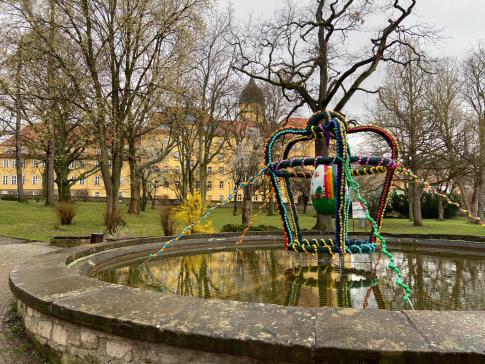 Brunnen vor Schlo&szlig; in Droy&szlig;ig
